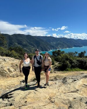 Marie Legault Instagram - Une superbe randonnée (2H30) pour visiter le premier village des Cinque Terre, Semaforo-Punta Mesco 🇮🇹 tellement chouette de partager tout ces moments avec mes enfants ☀️💕

1-1er stop tout en haut Semaforo-Punta Mesco 
 (plus haut que la Tour Eiffel !)🥾💪
2- arrivée à Monterosso, quelques étirements pour  soulager les gambettes 💕
3- retour à l’appartement pour déguster le premier melon de la saison 🍈👌

#cinqueterre🇮🇹 #italie #randonnée #sportifs #fitfamily #nature #beauté #paysagemagnifique #voyage #decouvertedumonde #vacancessportives