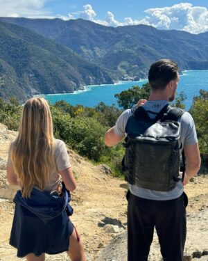 Marie Legault Instagram - Une superbe randonnée (2H30) pour visiter le premier village des Cinque Terre, Semaforo-Punta Mesco 🇮🇹 tellement chouette de partager tout ces moments avec mes enfants ☀️💕

1-1er stop tout en haut Semaforo-Punta Mesco 
 (plus haut que la Tour Eiffel !)🥾💪
2- arrivée à Monterosso, quelques étirements pour  soulager les gambettes 💕
3- retour à l’appartement pour déguster le premier melon de la saison 🍈👌

#cinqueterre🇮🇹 #italie #randonnée #sportifs #fitfamily #nature #beauté #paysagemagnifique #voyage #decouvertedumonde #vacancessportives
