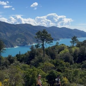 Marie Legault Instagram - Une superbe randonnée (2H30) pour visiter le premier village des Cinque Terre, Semaforo-Punta Mesco 🇮🇹 tellement chouette de partager tout ces moments avec mes enfants ☀️💕

1-1er stop tout en haut Semaforo-Punta Mesco 
 (plus haut que la Tour Eiffel !)🥾💪
2- arrivée à Monterosso, quelques étirements pour  soulager les gambettes 💕
3- retour à l’appartement pour déguster le premier melon de la saison 🍈👌

#cinqueterre🇮🇹 #italie #randonnée #sportifs #fitfamily #nature #beauté #paysagemagnifique #voyage #decouvertedumonde #vacancessportives