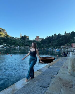 Marie Legault Instagram - One laugh a day keeps the doctors away 😃🌅🤸🏻‍♀️

#unrireparjour #souvenirsditalie #delicieuxmoments