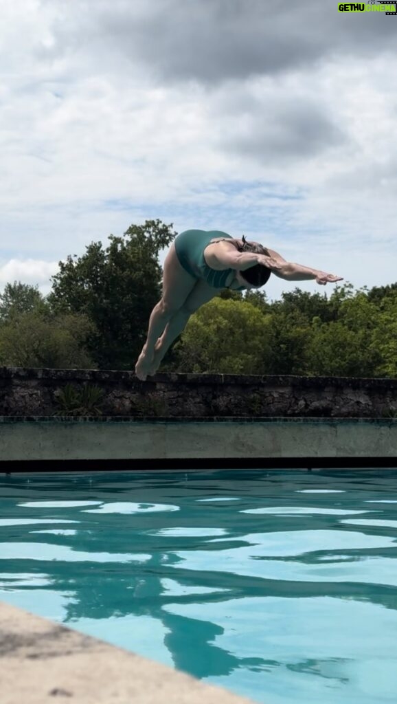 Marie Legault Instagram - Plouf💦plouf💦plouf💦😃 #piscine #plouf #plongeon #joiedevivre #energiepositive #fun#plaisir #bonheur #nager #swimming #summervibes #weekendparfait
