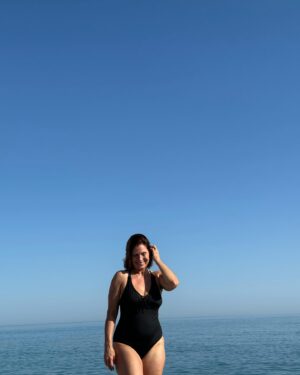 Marie Legault Instagram - Dire que j’étais il y a quelques jours à Nice sur cette plage 🩵 gros soleil et j’ai même pu me baigner !

#niceplage #nature #plage #vacances #bienêtre #soleil #mannequinseniorfemme #over50woman #swimwear #maillotdebain #beautiful #sourire #frecklesgirl #tachesderousseur #beachbody