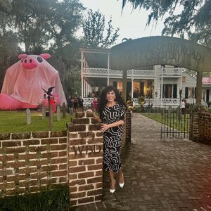 Marie Osmond Instagram - Ok! I have to show you the cutest thing!! When I was in Savannah a few weeks back, we went to this beautiful house before the speech and instead of poltergeist, our host had a big, gigantic, blowup pig in the front yard and called it porkergeist for Halloween🐷👻 Look at the size of this thing!😂🤣