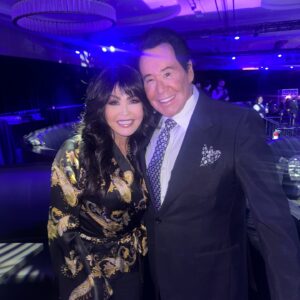 Marie Osmond Instagram - Mark Davis (owner of the @Raiders and  @AllegiantStadium) is such an amazing friend and one of the nicest people you’ll ever meet!!🥰 He invited me to join him for The Dinner Show before today's #SuperBowl!!✨ I ran into so many amazing friends like @WayneNewtonmrlv and the beautiful @ShaniaTwain and made new ones like Marks's girlfriend, @iamorianthi, and @DHendrickson41! Mark's girlfriend, @iamorianthi, is such a fantastic guitarist and used to play with Michael Jackson. She’s performing as well! But tonight, our surprise entertainers were  Super Bowl legends @LadyGaga and @DianaRoss, as well as @IAmWandaSykes and @NBCJayLeno!! ✨ We all had such a phenomenal time!!

I'm going to be watching the game today from Mark's suite and then head to the party afterward!!🏈🏆 Be sure to watch my stories to see all the fun!!