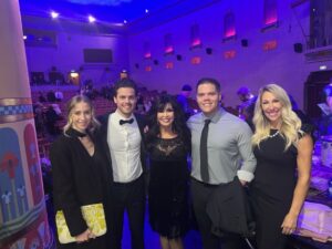 Marie Osmond Instagram - Sometimes, I am reminded that I really have been blessed with the best family!🥰 Recently, I've had some amazing people come and support me at my shows. Merrill and his wife stopped by my show close to Washington DC, and then Donny's boys, Jeremy and Christopher as well as their wives Melisa and Alta, joined me last month! We all had so much fun together!!💖💕

Also, a little shot of my makeup case I told you about yesterday!