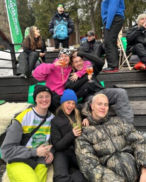Marije Zuurveld Instagram - Kan Mama Lauda NIET MEER HOREN maar weet wel: de après ski is beter voor mij dan die berg af (mijn board en ik hebben het 15 minuten heeeeel leuk gehad maar hier scheiden toch echt onze wegen 💔😂) 

Thankyou @newyorkpizza_nl voor een fantastisch weekend 💚