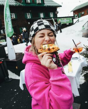 Marije Zuurveld Instagram - Kan Mama Lauda NIET MEER HOREN maar weet wel: de après ski is beter voor mij dan die berg af (mijn board en ik hebben het 15 minuten heeeeel leuk gehad maar hier scheiden toch echt onze wegen 💔😂) 

Thankyou @newyorkpizza_nl voor een fantastisch weekend 💚