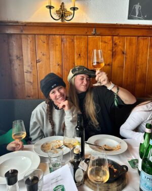 Marije Zuurveld Instagram - Kleine throwback naar de meest chaotische dagen van maart… En de vlog van deze skitrip staat NU ONLINE op YT! 🫶🏼🏂🍻