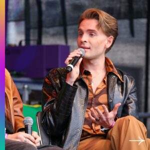 Marika Carlsson Instagram - Idag samlades några av West Prides ambassadörer på scenen i Pride Park för att hålla ett panelsamtal om årets kampanj, ”It’s Fact Up.”

Ambassadören och moderatorn Marika Carlsson inledde samtalet med ambassadörerna Linnea Claesson, Adam ”Admira” Risberg och Marcus ”Sylve” Holmberg. Hon delade med sig av sina personliga erfarenheter av att komma ut sent i livet och hur fördomar påverkat henne.
Diskussionen fortsatte då ambassadörerna pratade om de fördomar som HBTQI-personer tyvärr utsätts för  i samhället. Marikas öppna sätt och färgglada personlighet fångade publiken,  värmen sipprade igenom trots det tunga ämnet.
Diskussionen belyser hur okunskap och fördomar påverkar globalt och med samtal som dessa, som sätts en personlig prägel, visar sig vara både engagerade och givande.

Ambassadörerna diskuterade problematiken med utsatthet, lögner, sociala medier och dickpics. Det var tydligt att gemenskapen både på scen och i publiken var stark, och trots den kyliga svenska sommaren värmde diskussionen alla festivalbesökare.
Viktiga ämnen lyftes, och det var fint att se hur erfarenheter delades och styrkan i att hjälpa varandra och kämpa vidare i gemenskap betonades. Kärlek, frustration över maktlöshet, skämt och en känsla av inkludering genomsyrade samtalet.
Tusen tack till kampanjambassadörerna Marika Carlsson, Linnea Claesson, Adam ”Admira” Risberg och Marcus ”Sylve” Holmberg och alla festivalbesökare för att ni är med och uppmärksammar HBTQI-personers livssituation!

Foto: Hampus Haara
Reporter: Lisa Wanloo

Syntolkning: Bilder från Juno Francis i Pride Park de

Syntolkning: Kampanjambassadörerna Marika Carlsson, Linnea Claesson, Adam ”Admira” Risberg och Marcus ”Sylve” Holmberg på Pride Parks scen sittandes med Prideflaggan bakom.

#WestPride #WestPride2024