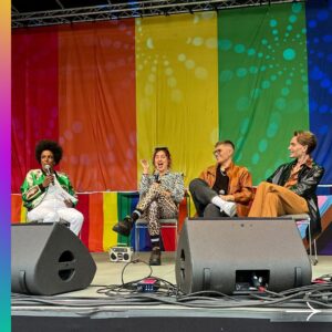 Marika Carlsson Instagram - Idag samlades några av West Prides ambassadörer på scenen i Pride Park för att hålla ett panelsamtal om årets kampanj, ”It’s Fact Up.”

Ambassadören och moderatorn Marika Carlsson inledde samtalet med ambassadörerna Linnea Claesson, Adam ”Admira” Risberg och Marcus ”Sylve” Holmberg. Hon delade med sig av sina personliga erfarenheter av att komma ut sent i livet och hur fördomar påverkat henne.
Diskussionen fortsatte då ambassadörerna pratade om de fördomar som HBTQI-personer tyvärr utsätts för  i samhället. Marikas öppna sätt och färgglada personlighet fångade publiken,  värmen sipprade igenom trots det tunga ämnet.
Diskussionen belyser hur okunskap och fördomar påverkar globalt och med samtal som dessa, som sätts en personlig prägel, visar sig vara både engagerade och givande.

Ambassadörerna diskuterade problematiken med utsatthet, lögner, sociala medier och dickpics. Det var tydligt att gemenskapen både på scen och i publiken var stark, och trots den kyliga svenska sommaren värmde diskussionen alla festivalbesökare.
Viktiga ämnen lyftes, och det var fint att se hur erfarenheter delades och styrkan i att hjälpa varandra och kämpa vidare i gemenskap betonades. Kärlek, frustration över maktlöshet, skämt och en känsla av inkludering genomsyrade samtalet.
Tusen tack till kampanjambassadörerna Marika Carlsson, Linnea Claesson, Adam ”Admira” Risberg och Marcus ”Sylve” Holmberg och alla festivalbesökare för att ni är med och uppmärksammar HBTQI-personers livssituation!

Foto: Hampus Haara
Reporter: Lisa Wanloo

Syntolkning: Bilder från Juno Francis i Pride Park de

Syntolkning: Kampanjambassadörerna Marika Carlsson, Linnea Claesson, Adam ”Admira” Risberg och Marcus ”Sylve” Holmberg på Pride Parks scen sittandes med Prideflaggan bakom.

#WestPride #WestPride2024