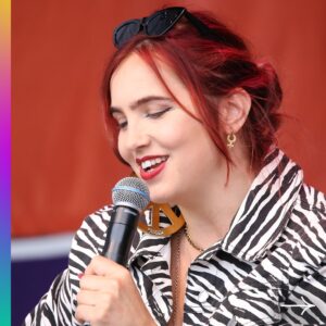 Marika Carlsson Instagram - Idag samlades några av West Prides ambassadörer på scenen i Pride Park för att hålla ett panelsamtal om årets kampanj, ”It’s Fact Up.”

Ambassadören och moderatorn Marika Carlsson inledde samtalet med ambassadörerna Linnea Claesson, Adam ”Admira” Risberg och Marcus ”Sylve” Holmberg. Hon delade med sig av sina personliga erfarenheter av att komma ut sent i livet och hur fördomar påverkat henne.
Diskussionen fortsatte då ambassadörerna pratade om de fördomar som HBTQI-personer tyvärr utsätts för  i samhället. Marikas öppna sätt och färgglada personlighet fångade publiken,  värmen sipprade igenom trots det tunga ämnet.
Diskussionen belyser hur okunskap och fördomar påverkar globalt och med samtal som dessa, som sätts en personlig prägel, visar sig vara både engagerade och givande.

Ambassadörerna diskuterade problematiken med utsatthet, lögner, sociala medier och dickpics. Det var tydligt att gemenskapen både på scen och i publiken var stark, och trots den kyliga svenska sommaren värmde diskussionen alla festivalbesökare.
Viktiga ämnen lyftes, och det var fint att se hur erfarenheter delades och styrkan i att hjälpa varandra och kämpa vidare i gemenskap betonades. Kärlek, frustration över maktlöshet, skämt och en känsla av inkludering genomsyrade samtalet.
Tusen tack till kampanjambassadörerna Marika Carlsson, Linnea Claesson, Adam ”Admira” Risberg och Marcus ”Sylve” Holmberg och alla festivalbesökare för att ni är med och uppmärksammar HBTQI-personers livssituation!

Foto: Hampus Haara
Reporter: Lisa Wanloo

Syntolkning: Bilder från Juno Francis i Pride Park de

Syntolkning: Kampanjambassadörerna Marika Carlsson, Linnea Claesson, Adam ”Admira” Risberg och Marcus ”Sylve” Holmberg på Pride Parks scen sittandes med Prideflaggan bakom.

#WestPride #WestPride2024