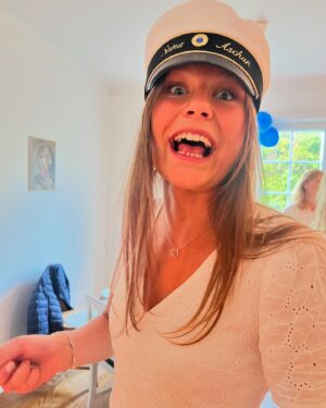 Marika Carlsson Instagram - Liten blir stor. Begåvad, smart och rolig är hon. Precis som sin gudmor @stinaaschan #student #livet #gudmor #honkommergålångt