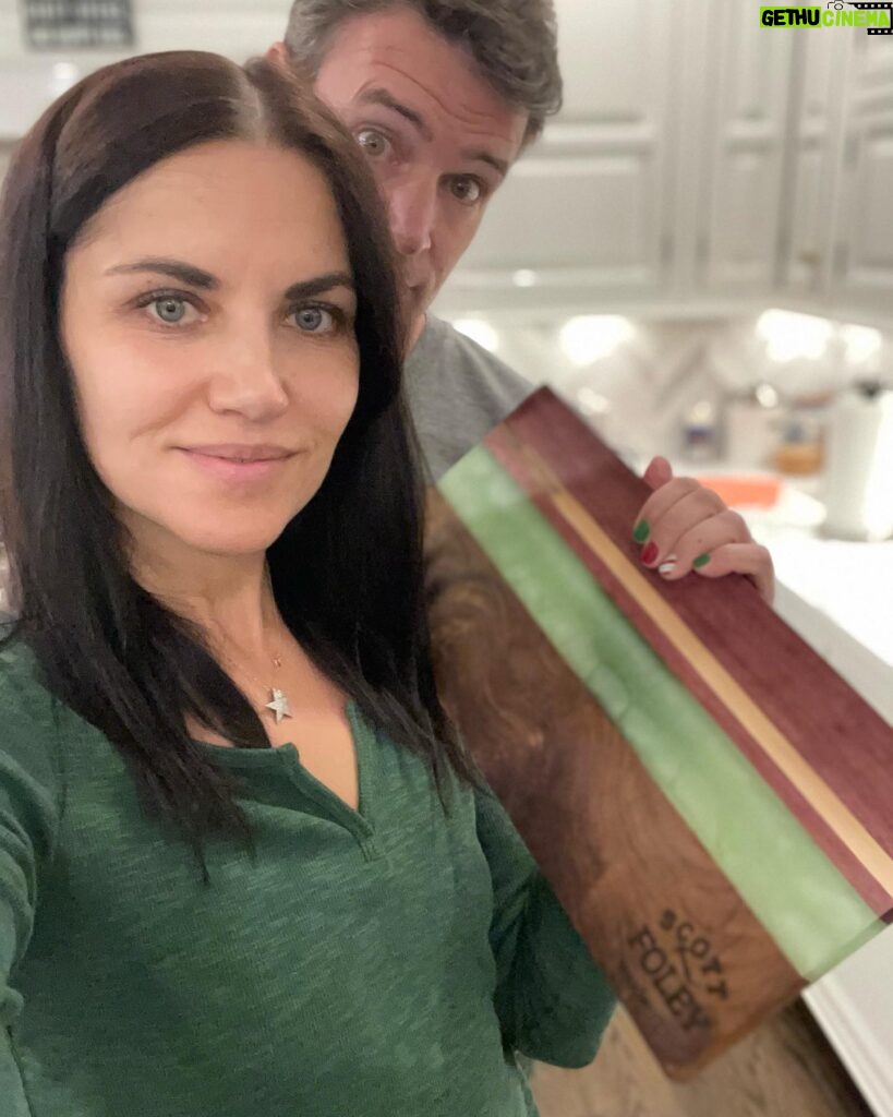 Marika Domińczyk Instagram - Going into the #newyear with our #hobby game strong. @scottkfoley makes some beautiful #cheeseboard ‘s , and they look really good with my #sourdoughbread. 💕You are never too old to #learn something new. ♥️🙌🏼#partnerincrime #inittogether #nerdlife #woodworking #breadbaking #happynewyear