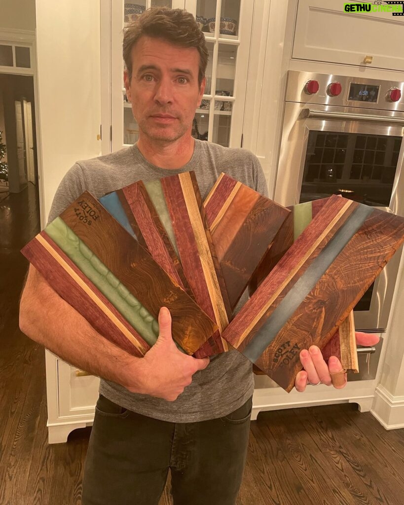 Marika Domińczyk Instagram - Going into the #newyear with our #hobby game strong. @scottkfoley makes some beautiful #cheeseboard ‘s , and they look really good with my #sourdoughbread. 💕You are never too old to #learn something new. ♥️🙌🏼#partnerincrime #inittogether #nerdlife #woodworking #breadbaking #happynewyear