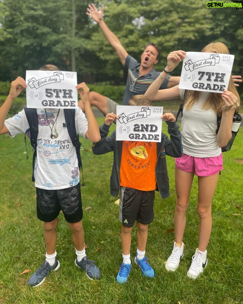 Marika Domińczyk Instagram - And they’re off!!! Happy #backtoschool @scottkfoley ♥️ Hope this year is more “normal” then the last 2 (cause mama does not miss zoom school 🤣) Wishing all these kids a great year ahead. #2ndgrade #5thgrade #7thgrade #staysafe #bekind #theregoesmybaby