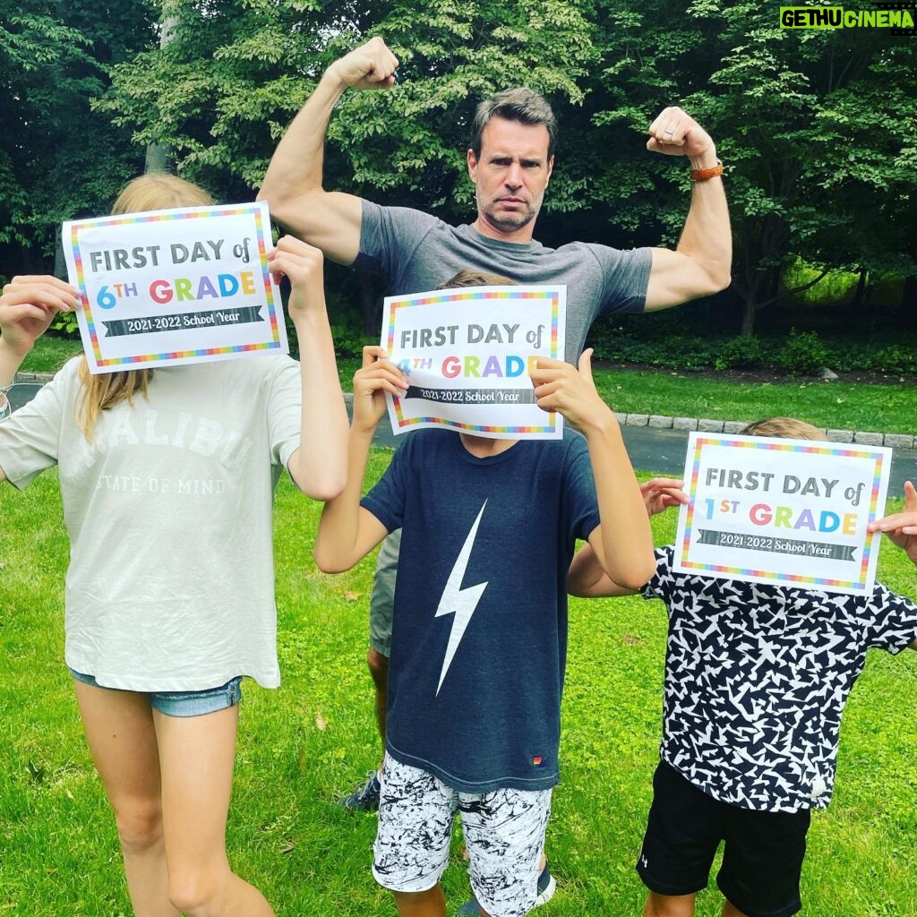 Marika Domińczyk Instagram - Here. We. Go!!! #backtoschool 1st grade, 4th grade & 6th grade 🤯… #wehaveamiddleschooler @scottkfoley 🙌🏼💕. Hope everyone has an awesome first day. (*whispers softly to herself: please no home school this year please no home school this year 🤞🏼…) #staysafe #loveyou ( Also, Scott 💪🏼-calm down 😆🤓)