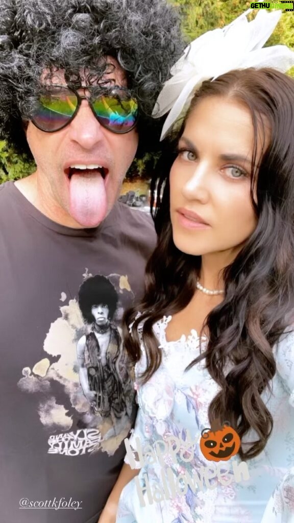 Marika Domińczyk Instagram - #happyhalloween from LadyFoley & “Nikki’s Friend” (every year @scottkfoley 🤣🤓) #besafe #havefun #eatcandy 🎃💕😘(or we can just be a random couple from #losangeles 🤣)
