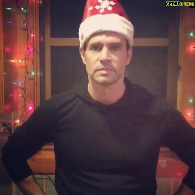 Marika Domińczyk Instagram - Here we go! 🎄🎁♥️ It Wouldn’t feel like #christmas if i didn’t post this (again! 🤣). Wishing you a very #merry #chirstmaseve. @scottkfoley #joy #peace #love #wesołychświąt