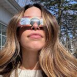 Marilou Instagram - Mi-avril dump. De la passion de ma grande pour Martine, au moment où j’ai réalisé qu’on n’est plus - toujours - malade comme durant les années de la petite enfance et que c’est génial. De ma première répétition avec mon band à l’éclipse. D’une immersion dans l’art visuel avec une petite perle, au début des tournages de (insérez le nom ici parce que je ne peux le faire moi). Pour finir avec l’œuvre d’une psychanalyste qui me touche profondément, surtout après les années que je viens de vivre au plan personnel. Que ce qui ressemble à des mots ne dise vraiment rien ou absolument tout @galerie_c.o.a 🫶