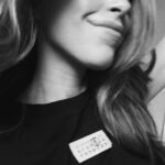 Marilou Instagram - Ça fait 10 ans cette semaine que j’ai arrêté de boire de l’alcool. Et ça fait 11 ans aujourd’hui que j’ai lancé mon entreprise. Je me souviens à l’époque que mon ancienne régie publicitaire m’avait mise en garde que d’imposer mes convictions personnelles à mon entreprise allait nous couper d’énormes revenus annuellement: je venais de décider de bloquer toutes bannières publicitaires sur mon site et toutes opportunités de collaborations en lien avec des marques d’alcool. Ce serait mignon de dire que j’aimerais retourner dans le temps pour rassurer la jeune femme de 23 ans que j’étais mais je savais que je prenais la meilleure décision. Au-delà de tous les bienfaits au niveau physique et humain que m’apporte ce mode de vie sans alcool, arrêter de boire était aussi une manière concrète pour moi de soutenir les familles, les couples, les communautés et les individus qui souffrent à cause de l’alcool. Parce que je sais trop bien la violence et l’absence qu’elle peut causer. Mais encore aujourd’hui, je sais que je ne peux pas exposer cette réalité sans spécifier que je suis consciente qu’il est possible d’avoir une relation saine avec l’alcool et que j’ai un respect énorme pour les gens dont le plaisir et la liberté de consommer n’empiètent pas sur le plaisir et la liberté des autres. Si je suis vocale par rapport à ce choix intime c’est parce qu’il en est un - extrêmement - difficile à faire… même quand on sait que ce serait la bonne chose. La pression est si forte et les habitudes si ancrées. Je veux promouvoir le plaisir d’une vie sans alcool. Que tout ceux qui aspirent à arrêter mais qui n’osent pas, par manque de courage ou d’exemples, reçoivent ces mots comme le plus doux des encouragements 🤍