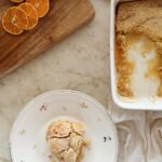 Marilou Instagram - Pouding chômeur à l’érable et à la clémentine durant cette période de l’année où je ne sais plus quel jour on est 🍊 Pour la sauce 1 ¼ de tasse de crème 10% 1 tasse de sirop d’érable ¼ de tasse de sucre d’érable Le zeste d’une clémentine Pour le gâteau ¼ de tasse d’huile végétale ¼ de tasse de sucre d’érable 1 œuf 1 tasse de farine 2 c. à thé de poudre à pâte 6 c. à soupe de lait Le jus de 3 clémentine Dans une petite casserole, porter à ébullition tous les ingrédients “pour la sauce” en brassant continuellement. Réserver. Dans un bol, mélanger l’huile végétale, le sucre d’érable et l’œuf. Réserver. Dans un autre bol, mélanger la farine et la poudre à pâte, puis verser sur le mélange précédent avec le lait et le jus de clémentine. Bien mélanger, puis verser au fond d’un plat de cuisson. Verser la sauce délicatement sur le mélange, puis enfourner 25 à 30 minutes dans un four préchauffé à 350F.