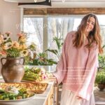 Marilou Instagram - LE MAGAZINE DU PRINTEMPS EST EN KIOSQUE PARTOUT!!!! 🌷🌷🌷 Quand même ironique de vous annoncer ça en pleine tempête de neige et sans électricité mais je me dis que c'est une raison de plus de se plonger dans le contenu de ce trop beau numéro qui met à l'honneur les recettes de semaines faciles, les brunchs, les salades de macaronis, les collations et les rouleaux de printemps (entre autres!). Y’a un dossier pour vous aider à organiser votre ménage du printemps ainsi qu'un photoreportage sur la transformation de la chambre de ma fille... et bien plus! Trop fière! Photo : @justinemarc.aurele Mua : @joany.boivin Coiffure : @marcuuus Stylisme : @elodie.boyer_lafreniere