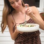 Marilou Instagram - Salade de concombres, lentilles, coriandre & feta Pour la salade : Concombre, coupé et écrapoutti Lentille verte (cuites) Coriandre, hachée Pour la vinaigrette : Fromage feta Huile d’olive Vinaigre balsamique blanc (ou citron) Un peu d’eau pour ajuster la texture Pour les oignons : Oignons rouges ou échalotes françaises, émincés Une part d’eau Deux parts de vinaigre Un peu de sucre J’en fait un méga pot et je conserve au frigo, j’en met sur TOUT Bon app!