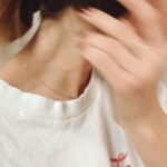 Marilou Instagram - Ce n’est pas une période joyeuse pour tout le monde. Je me sens toute aussi heureuse que dévastée. J’aime le chemin que prend ma vie. Je déteste le chemin que prend le monde. Je pense beaucoup. Je suis paralysée par les déséquilibres et la violence. Et ce n’est pas Noël qui arrive à me faire oublier. Tant pis. Tant mieux. Une pensée à tout ceux qui se sentent comme ça aussi. 🤍