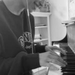 Marilou Instagram - Samedi matin sur le piano désaccordé & la joie de retrouver la voix après une trop longue extinction 🫶