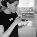 Marilou Instagram - Le café du dimanche après midi. J’ai vu passer une café coulé sur une genre de crème de pistache ce matin. J’ai voulu essayer sur une tartinade de chocolat. C’est bon 🫨 Tartinade de chocolat espresso lait chaud pistache hachée super finalement.