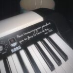Marilou Instagram - Photo dump de tournée. 1. Un soundcheck quand ton drummer est photographe 2. Ma chanson préférée de tous les temps 3. Quand une affiche de dépanneur t’inspire un petit Photoshop de route (😂😂) 4. Nouveau piano-cadeau 🎹 5. Si la version de moi-même qui a écrit cette chanson en 2020, le cœur en décomposition, pouvait voir ça… 6. La bienveillance incarnée 7. Comme la numéro un 🤍