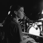 Marilou Instagram - Photo dump de tournée. 1. Un soundcheck quand ton drummer est photographe 2. Ma chanson préférée de tous les temps 3. Quand une affiche de dépanneur t’inspire un petit Photoshop de route (😂😂) 4. Nouveau piano-cadeau 🎹 5. Si la version de moi-même qui a écrit cette chanson en 2020, le cœur en décomposition, pouvait voir ça… 6. La bienveillance incarnée 7. Comme la numéro un 🤍