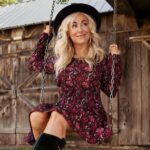 Mariloup Wolfe Instagram - La tendance à adopter cet automne : le motif paisley 🩷🤍🖤 Allez découvrir d'autres robes de ma collection exclusive avec Boutiques San Francisco en boutique et sur www.bsf.ca 😉 @bsf.ca