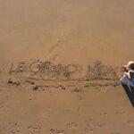Mariloup Wolfe Instagram - J’adore voyager! Et cette année, Le Grand Move en Amérique m’a permis de voyager tout plein partout en Amérique. Pour aller rencontrer nos familles québécoises qui ont fait Le Grand Move, mon équipe et moi avons eu le privilège de voyager aux 4 coins de l’Amérique avec notre super partenaire Air Canada. Avec nos nombreuses valises, on s’est rendus dans l’Ouest canadien, en Californie, en Floride, au Mexique, au Nicaragua et au Costa Rica. Ça m’a touché de voir que les Québécois sont toujours fiers de leurs racines, de leur langue, même lorsqu’ils vivent leur vie rêvée ailleurs dans le monde. Un immense merci à la grande famille Air Canada qui a rendu tous ces déplacements simples, agréables et efficaces. J’ai déjà hâte au prochain voyage avec Air Canada! @aircanada @canalvie @legrand move #Unairdecheznous #AirCanada #LeGrandMove