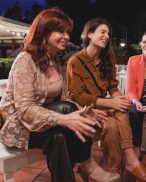 Marina Glezer Instagram - Hombres necios, que acusáis a la mujer sin razón, sin ver que sois la ocasión de lo mismo que culpáis.

Feliz domingo solo para vos
@cristinafkirchner 
y para quien vos digas. 
y para quien vos digas.