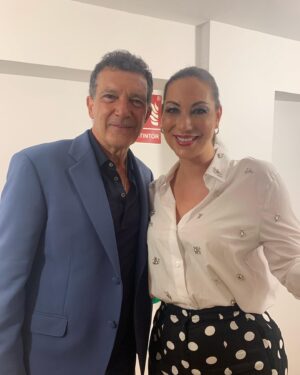 Marina Heredia Instagram - Noche especial la de ayer en Malaga. Suerte la mía de la vida que me ha tocado vivir y de conocer a las personas tan inmensas que me encuentro por el camino. Gracias @antoniobanderas me encanta el retrato. 💋💋💋💋