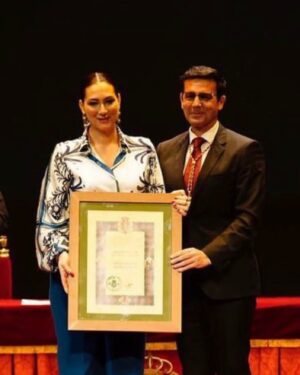 Marina Heredia Instagram - Quiero agradecer al @aytogr el reconocimiento que este pasado lunes me hizo. Soy hija predilecta de mi tierra, de mi adorada y querida Granada , a la que siempre llevaré por bandera allá donde vaya. Y quiero también devolveros a todos el cariño que siempre tenéis hacia mi. Son incontables los mensajes y llamadas que estoy recibiendo.  Graciassss Os QUIERO infinito que nunca se gasta. 👚de @antoniogusa 💄 @artemisalicia gracias a los dos por vuestro talento. 💋