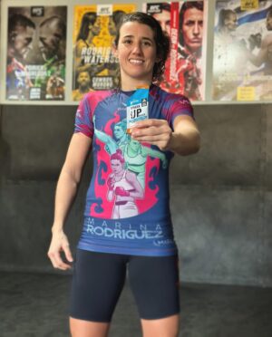 Marina Rodriguez Instagram - @shark.pro 🦈🔋
Além da creatina, whey, pré workout e vitaminas, estou utilizando o gel de carboidrato, Shark Up Black, antes ou durante o treino, que me garante aquela energia extra em cada treino!💪🏻

Tem de laranja, açaí com banana, morango e também de caramelo, a parte difícil é escolher o sabor da vez, porque todos são bons demaissss!😋😋😋

Os treinos estão a todo vapor para próxima luta já, focada, firme e forte, e a @shark.pro entrou nessa comigo pra irmos juntos buscar a vitória! 🙌🏻

Vamo, vamooooo! 🙏🏻👊🏻

#sharkproteam #sharkprosuplementos #ufc