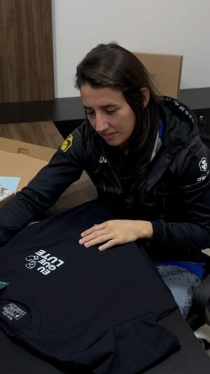 Marina Rodriguez Instagram - Mais a cara dela, impossível! 👊

É com muita alegria que entregamos essa camiseta para a incrível @marinarodriguezmma!

Cheia de atitude, força e estilo, assim como ela, estamos muito felizes em ver nossa moda divertida e cheia de bom humor sendo usada por alguém tão inspiradora! 😍🔥

Continue arrasando dentro e fora do ringue! 🥊💪

Você também pode ter uma camiseta que represente sua personalidade, seu mood, sua luta. Acesse nosso site e encontre a sua!

🌐 www.alecrimsublime.com.br

#entregaespecial #modadivertida #estilocomhumor #lutadora #alecrimsublime