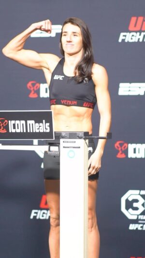 Marina Rodriguez Instagram - NO PESO! @marinarodriguezmma cravou 52.6kg na balança e confirmou sua presença no card do #ufcvegas79 

🎥 @odiegoribas
