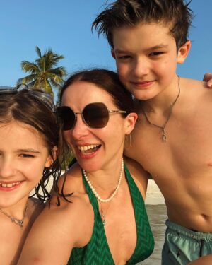 Marina Aleksandrova Instagram - Мама -самая тяжелая работа в Мире, но самая приятная! Эти каникулы только мои, не без сложностей, конечно, но с открытиями…
А отель @coracoramaldives помогал мне быть прилежной мамой, расскажу несколько секретов: здесь есть спа и я могла сбежать на массаж, мои нервы были в полном порядке, 
система «всё включено» и я не мучилась, кто и что будет есть, мы попробовали все виды мороженого, если быть честной, но и все бургеры и пиццы, ладно, и экзотические фрукты и «плавающий завтрак», похудеть нам вряд ли удастся, 
но мы много плавали, здесь необыкновенный подводный мир, мы изведали дно морское и встретились с акулой-посмотрели страху в глаза, правда, мы уже были на берегу. 
Еще велосипеды, настольный футбол, теннис, бильярд добавили дух соревнования в наши каникулы!
Теперь в нашем семейном путеводители есть новая точка - Мальдивы! 

А вы пишите путеводители для будущих внуков? ))) 
Спасибо, @coracoramaldives ! #нашфевраль #фотоальбомдлявнуков #maldives