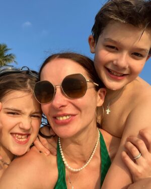 Marina Aleksandrova Instagram - Мама -самая тяжелая работа в Мире, но самая приятная! Эти каникулы только мои, не без сложностей, конечно, но с открытиями…
А отель @coracoramaldives помогал мне быть прилежной мамой, расскажу несколько секретов: здесь есть спа и я могла сбежать на массаж, мои нервы были в полном порядке, 
система «всё включено» и я не мучилась, кто и что будет есть, мы попробовали все виды мороженого, если быть честной, но и все бургеры и пиццы, ладно, и экзотические фрукты и «плавающий завтрак», похудеть нам вряд ли удастся, 
но мы много плавали, здесь необыкновенный подводный мир, мы изведали дно морское и встретились с акулой-посмотрели страху в глаза, правда, мы уже были на берегу. 
Еще велосипеды, настольный футбол, теннис, бильярд добавили дух соревнования в наши каникулы!
Теперь в нашем семейном путеводители есть новая точка - Мальдивы! 

А вы пишите путеводители для будущих внуков? ))) 
Спасибо, @coracoramaldives ! #нашфевраль #фотоальбомдлявнуков #maldives