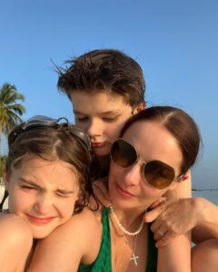 Marina Aleksandrova Instagram - Мама -самая тяжелая работа в Мире, но самая приятная! Эти каникулы только мои, не без сложностей, конечно, но с открытиями… А отель @coracoramaldives помогал мне быть прилежной мамой, расскажу несколько секретов: здесь есть спа и я могла сбежать на массаж, мои нервы были в полном порядке, система «всё включено» и я не мучилась, кто и что будет есть, мы попробовали все виды мороженого, если быть честной, но и все бургеры и пиццы, ладно, и экзотические фрукты и «плавающий завтрак», похудеть нам вряд ли удастся, но мы много плавали, здесь необыкновенный подводный мир, мы изведали дно морское и встретились с акулой-посмотрели страху в глаза, правда, мы уже были на берегу. Еще велосипеды, настольный футбол, теннис, бильярд добавили дух соревнования в наши каникулы! Теперь в нашем семейном путеводители есть новая точка - Мальдивы! А вы пишите путеводители для будущих внуков? ))) Спасибо, @coracoramaldives ! #нашфевраль #фотоальбомдлявнуков #maldives