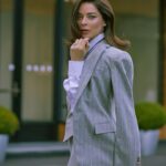 Marina Aleksandrova Instagram - *** Весной надо : 1. Купить охапку цветов и гулять по городу, будто ты спустилась с картины Боттиччели. 2. Достать солнечные очки и выходить в них в любую погоду. 3. Купить новые духи, находя в них нотки свежей листвы, запах дождя и черемухи. 4. Наступить в лужу и понять, что твои ноги промокли, как в детстве. 5. Пойти на свидание…с мужем! Продолжим?
