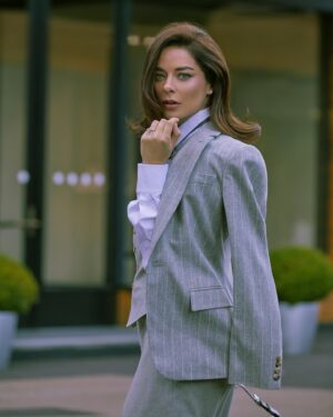 Marina Aleksandrova Instagram - ***
Весной надо :
1. Купить охапку цветов и гулять по городу, будто ты спустилась с картины Боттиччели.
2. Достать солнечные очки и выходить в них в любую погоду.
3. Купить новые духи, находя в них нотки свежей листвы, запах дождя и черемухи.
4. Наступить в лужу и понять, что твои ноги промокли, как в детстве.
5. Пойти на свидание…с мужем! 

Продолжим?