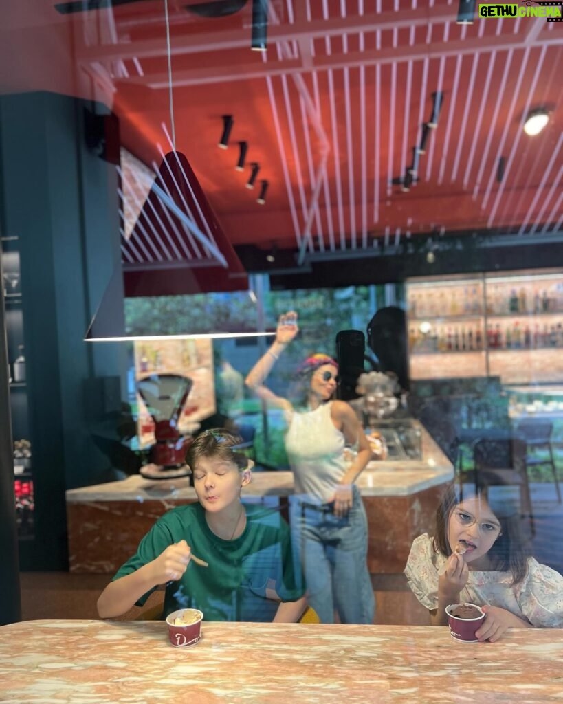 Marina Aleksandrova Instagram - Детям мороженое, его бабе цветы… нет танцы… Смотри не перепутай! #фотоальбомдлявнуков #singapore