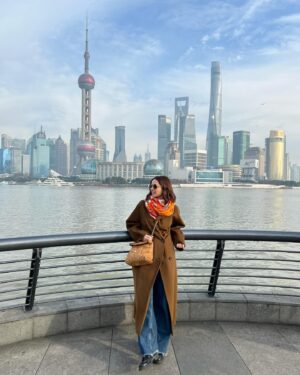 Marina Aleksandrova Instagram - Из рубрики #фотоальбомдлявнуков
Улететь, набраться впечатлений и вырасти вместе с детьми, понять, что в Шанхае найден любимый Париж и вспомнить вкус пельменей, хоть их и называют здесь дим самами, что не говори, раз в десять лет можно сделать исключение и откусить пельмень по-полной. #каникулывместе #shanghai