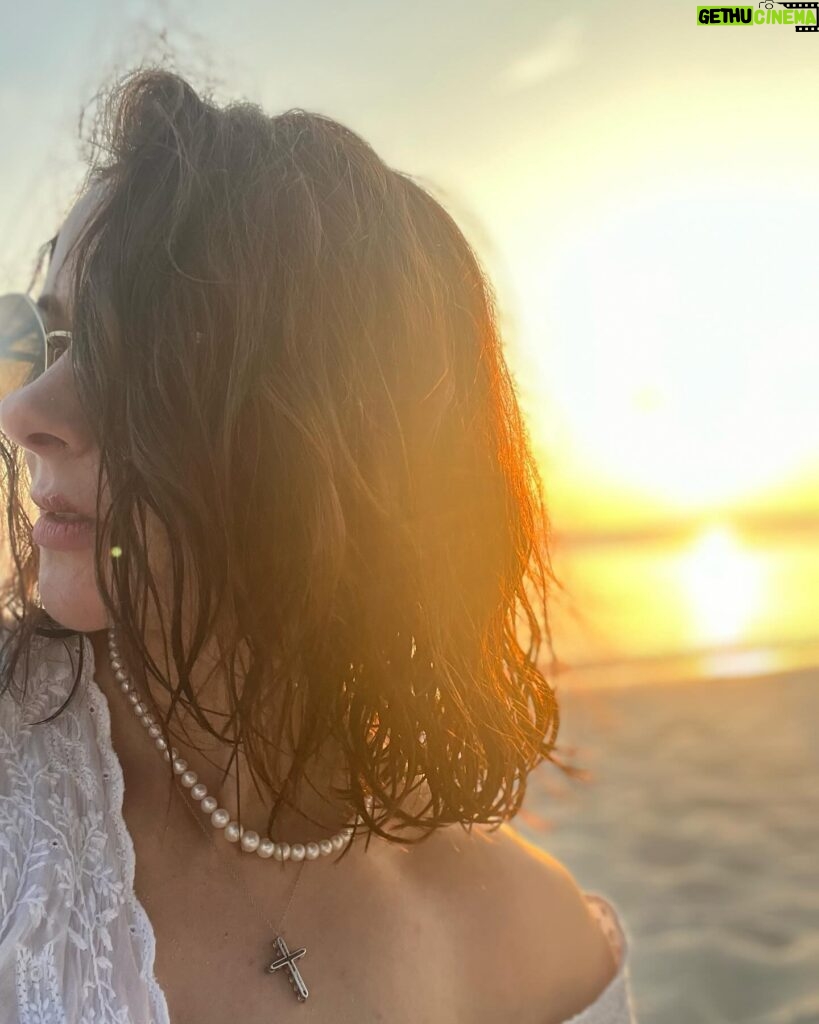 Marina Aleksandrova Instagram - *** Если будет совсем грустно, я зажмурю глаза, закрою уши и услышу шум волн, ветер запутает мои волосы, песок подарит легкую колкость ногам, вокруг будет детский смех, а внутри меня будет океан, думаю, что Индийский, он самый теплый… #Maldives