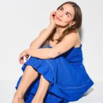 Marina Bastarache Instagram - LAUNCH DAY 🥳 Jeudi 21 mars, jour où ma première collection de chaussures voit le jour. Accompagnée d’une entreprise familiale centenaire d’ici, c’est avec toute ma fierté que je vous dévoile ces 11 chaussures et 6 sacs disponibles chez @chaussuresyellow . J’espère qu’ils vous plairont autant que nous avons eu du plaisir à les imaginer, les travailler et enfin à vous les présenter. Les mots d’ordre sont: - Everyday look - JEANS JEANS JEANS - Cute - Abordable - Confort avant tout Utilisez MARINA15 qui vous donne 15% off jusqu’au 4 avril. Je vous le dis, ces items sont WOW! (Et sont offerts aux prix de 29.99$ à 54.99$, une vraie blague I know!) Merci d’avance à vous pour vos achats qui font rayonner une fille d’ici et une entreprise d’ici xox