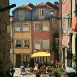 Marina Bastarache Instagram - PORTO 🍷 Voici mes tops activités, celles de plusieurs amis et aussi celles que vous m’avez partagé en story! Porto , ma ville préférée du Portugal. MA-GNI-FIQUE. Save le post ou partage à tes amis qui vont au Portugal! FOOD - Brunch: do norte cafe 🤌🏻 ou The breakfast Club - Coffee: C’alma & Cafe majestic - Health restaurant: Nola kitchen - Terrasses @espaceportocruz & bar rooftop Flores - Souper typique: adega sao nicaulo - Souper asiatique délicieux: Boa Bao 🤤 - Souper tapas: tapabento - souper: mercearia das flores ACTIVITÉS - La Cathedrale de Sé - Livraria Lello (magnifique bibliothèque, need to book online) - Mercado do bolhao pour déguster des produits de la région - Marcher sur le pont Luis I et traverser de l’autre coté de Porto pour aller sur la rue cais da ribeira: s’attabler sur une terrasse, un rooftop, boire et manger au bord du Douro. - Sunset/pique-nique jardim do morro ou jardim dos sentimentos - Nightlife: les bars sur la rue Galerias de Paris et base bar ou selena bar Notes: - No need for a car! Des bonnes chaussures ça le fait en masse dans la ville de Porto! - Prenez un appartement assez central , près de la station Sao Bento c’est idéal. - Si vous n’avez pas de voiture, prenez un day trip jusqu’à la vallée de Douro. Sinon, louez-en une, promis ça vaut la peine de se promener en voiture dans la vallée. N’hesitez pas à commenter vos endroits favoris de Porto! Stay tuned pour LISBON, LAGOS et VALLÉE DE DOURO !